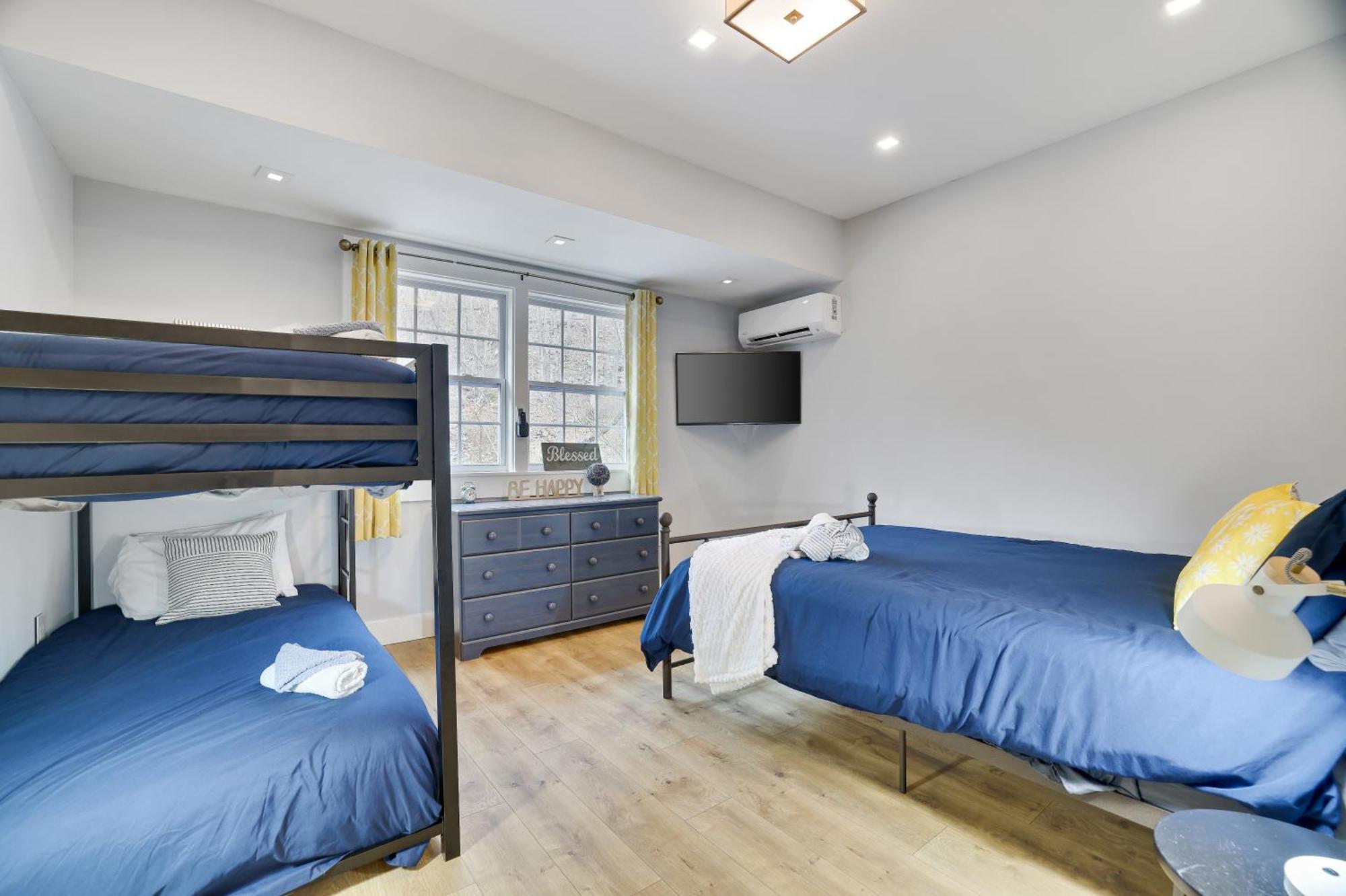 Large In Community W/pools&skiing *