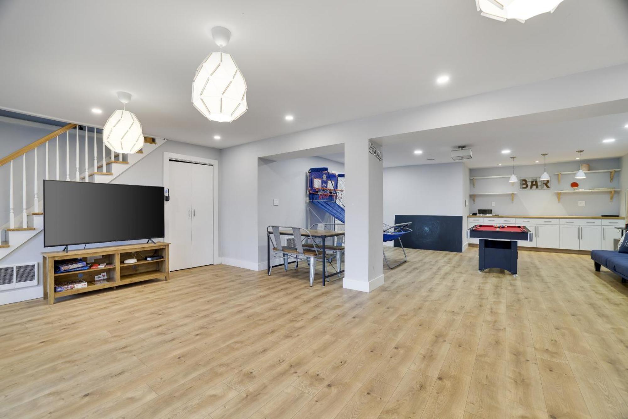 Large In Community W/pools&skiing *